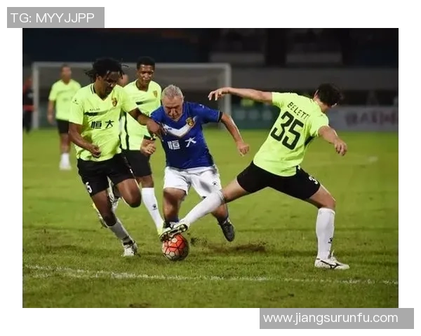 足球明星下大巴全过程视频曝光引发球迷热议与关注